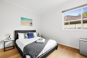 Elegant Queen Room at Botany - Nearby Airport - Shared Bathroom, Sydney